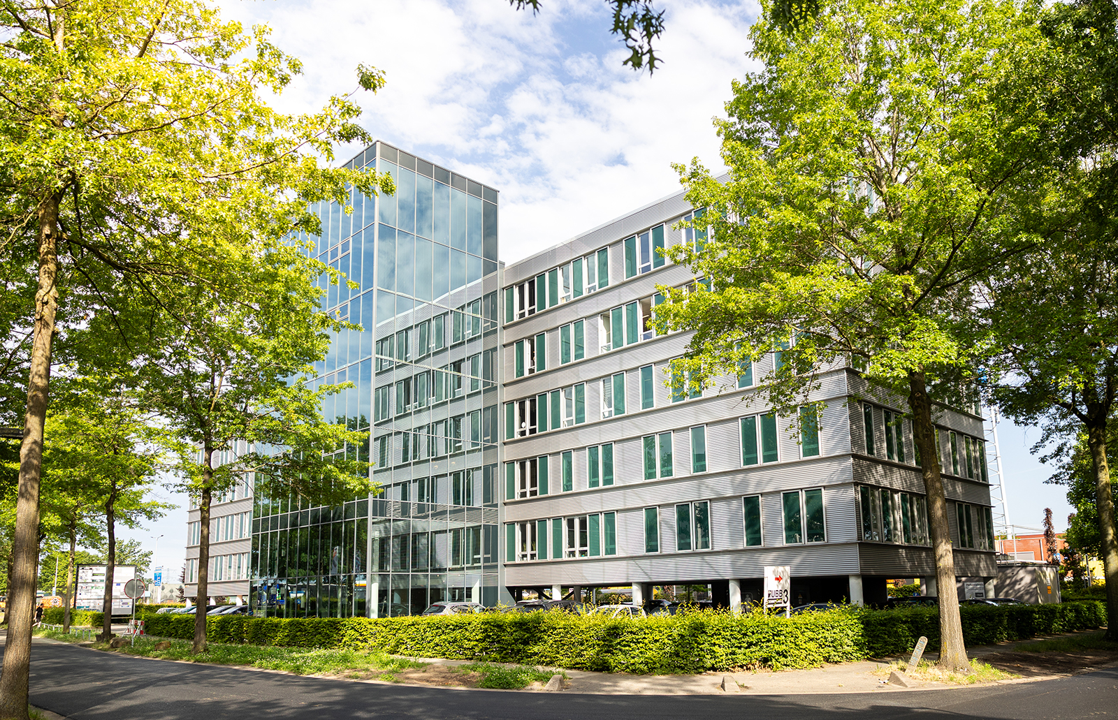 Moderne kantoorlobby met digitale ontvangst